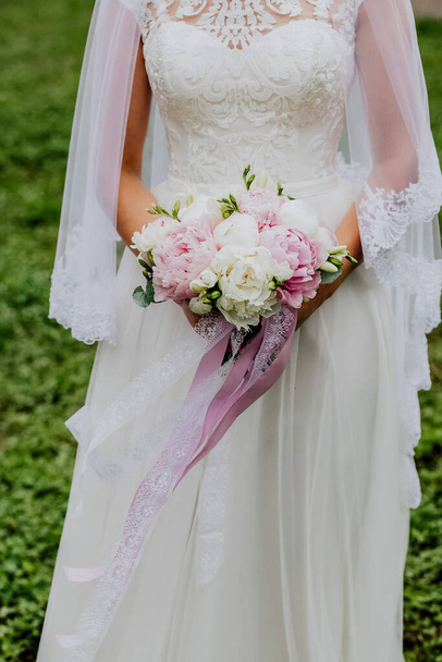 Wedding bouquet of the bride in women's hands. wedding flowers. Bridal bouquet of fresh flowers, wedding concept - Foto, Imagen