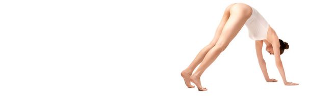 panoramiczne ujęcie młodej kobiety z doskonałym ciałem ćwiczącej na białym - Zdjęcie, obraz
