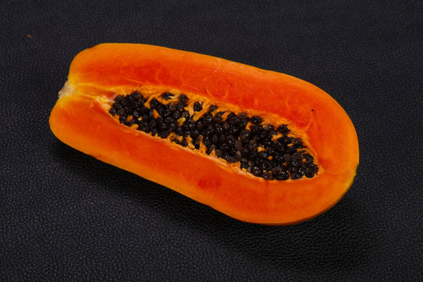 Chutný jemně zralé plody Papaya nakrájené na plátky - Fotografie, Obrázek