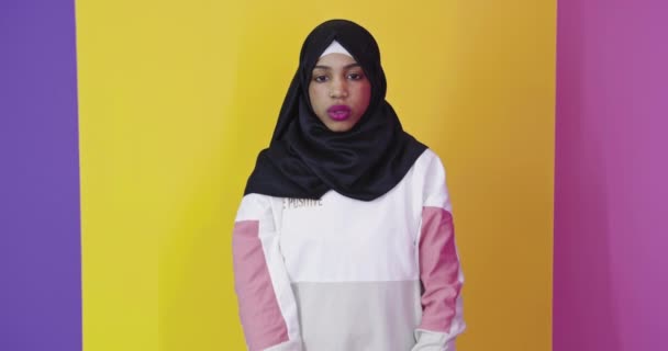 Muslim woman in traditional clothes praying over bright background   - Záběry, video