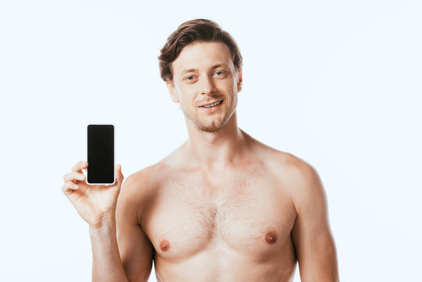 Shirtless άνθρωπος δείχνει smartphone απομονώνονται σε λευκό - Φωτογραφία, εικόνα