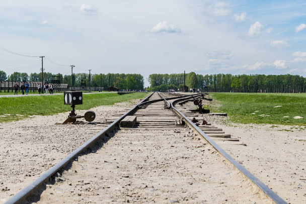 vasúti sínek az auschwitzi koncentrációs táborban - Fotó, kép