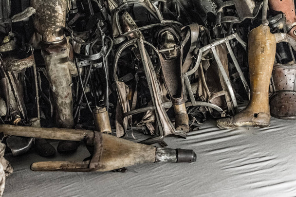 протезирование ног узников концлагеря Аушвиц Биркенау - Фото, изображение