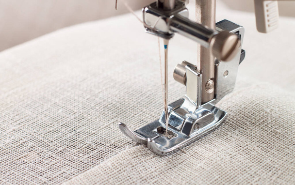 Primer plano de la máquina de coser moderna prensadora de pie y aguja - Foto, Imagen