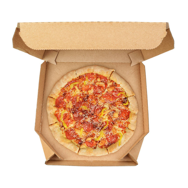 Pepperoni pizza au sésame en carton ondulé brun boîte à emporter isolée sur fond blanc. - Photo, image