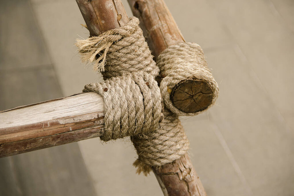 Манильская веревка привязана к сухой древесине, веревка привязана ко многим кускам дерева - Фото, изображение