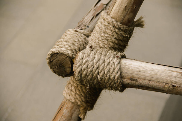 Manila Seil an trockenes Holz gebunden, Seil an viele Holzstücke gebunden - Foto, Bild
