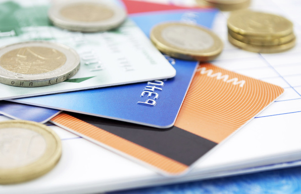 Tarjetas de crédito y efectivo
 - Foto, Imagen