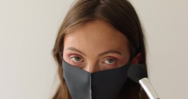 Mujer con máscara protectora está haciendo las paces - Imágenes, Vídeo