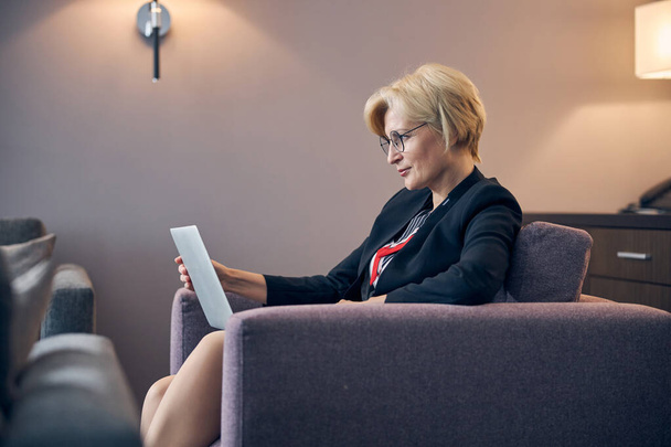 Beautiful blonde woman using notebook in hotel room - Foto, Imagem