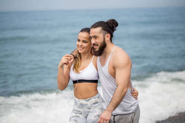 Happy caucasian american couple dating together on a beach - Valokuva, kuva