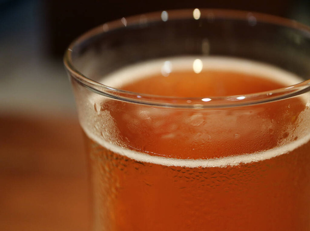 Lale bardağındaki soğutulmuş hafif bira kabarcıkları yoğunlaştırılmış, seçici odaklı. - Fotoğraf, Görsel
