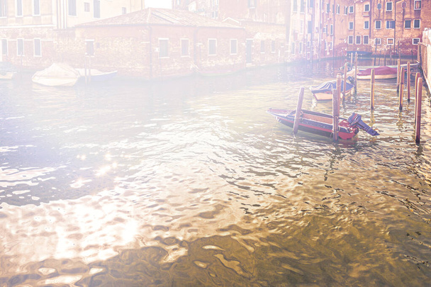 Verlassenes Venedig im Morgengrauen in zeitgenössischem Stil. Die Museumsstadt erstreckt sich über eine Inselgruppe, die durch Kanäle getrennt und durch leere Brücken verbunden ist..   - Foto, Bild