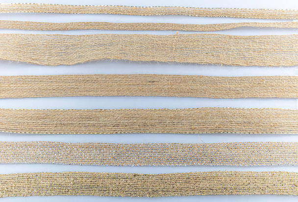 Кольорові рулони джутової стрічки ізольовані на білому тлі. Натуральна плетена конопляна мотузка Vintage лляна стрічка рулон, лляна стрічка для подарункової упаковки
. - Фото, зображення