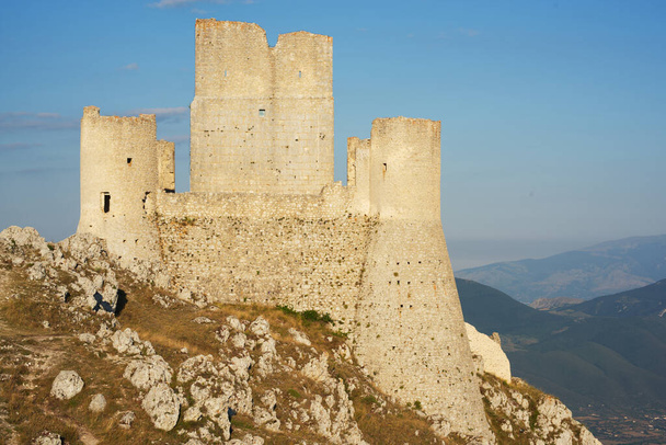 Rocca Calascio è un luogo storico nel cuore dell'Italia. - Foto, immagini