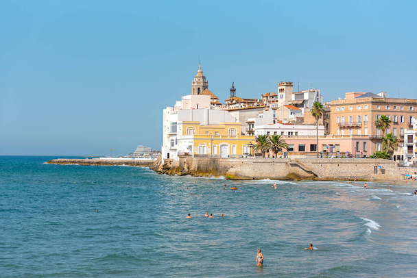 Sitges, Cataluña, España: 28 de julio de 2020: Personas en la playa de Sitges en el verano de 2020. - Foto, Imagen
