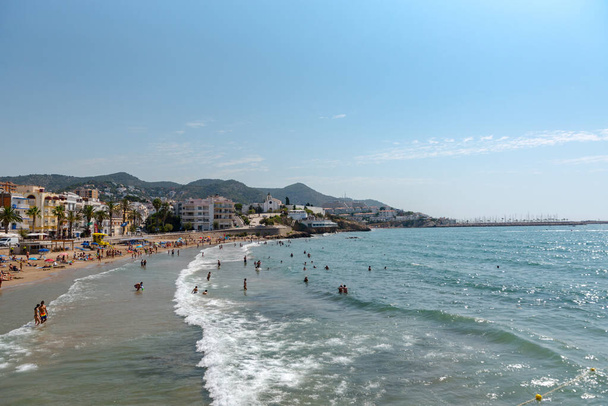 Sitges, Catalogne, Espagne : 28 juillet 2020 : Les gens sur la plage de Sitges à l'été 2020. - Photo, image
