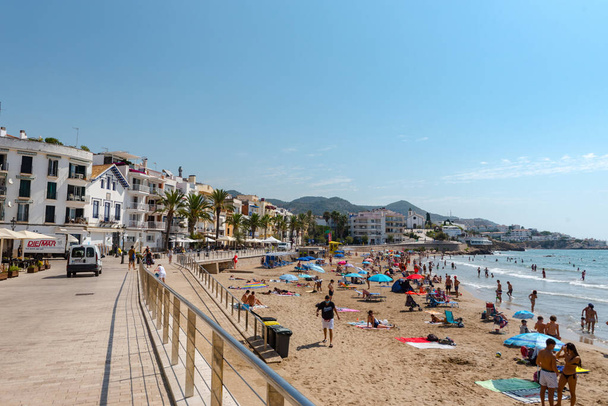 Sitges, Catalogne, Espagne : 28 juillet 2020 : Les gens sur la plage de Sitges à l'été 2020. - Photo, image
