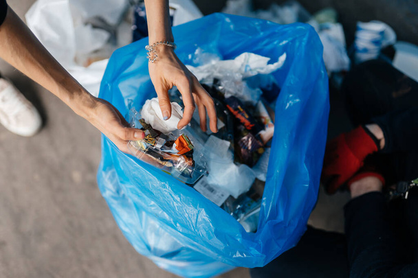 Junge Frau beim Mülltrennen. Konzept des Recyclings. Keine Verschwendung - Foto, Bild
