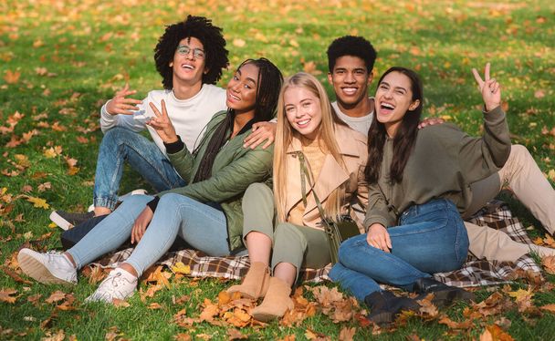 Groupe multiethnique d'adolescents qui s'amusent en plein air - Photo, image