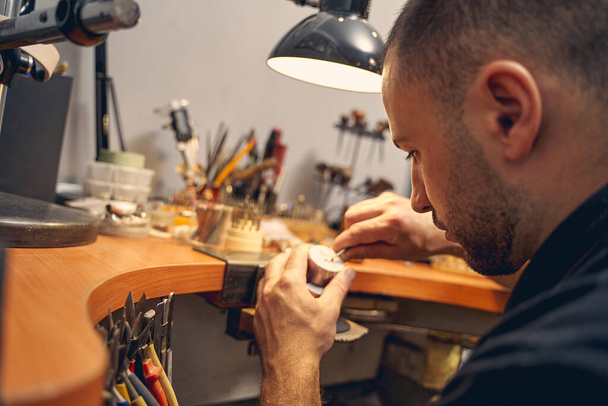 Man working on a new piece of jewelry - Foto, afbeelding