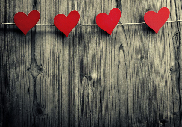 clips en forme de coeur sont suspendus à la corde, Saint-Valentin, papier peint amour
 - Photo, image