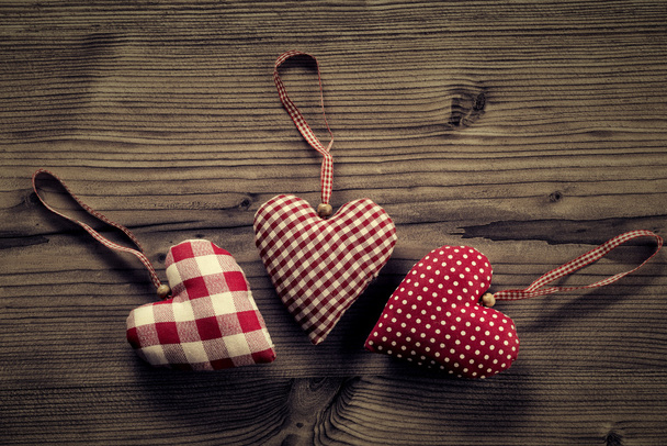 3 куска ткани сердца, горошек, клетчатый, на деревянном фоне
 - Фото, изображение