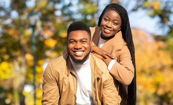 Porträt eines glücklichen afrikanisch-amerikanischen Paares, das im Freien posiert - Foto, Bild