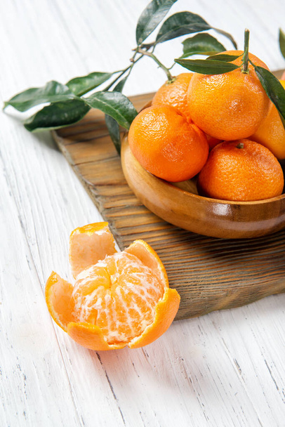 Fruits mandarines avec feuilles sur table en bois - Photo, image