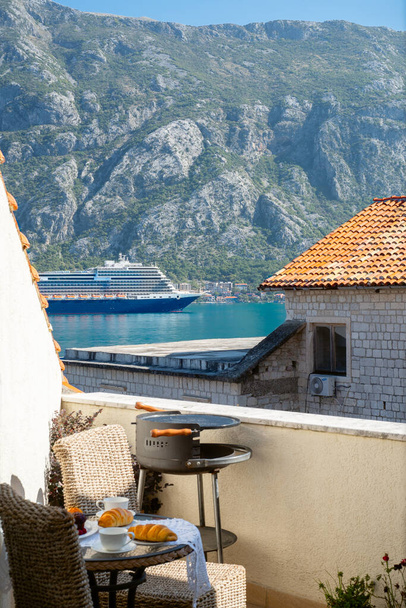 Завтрак на крыше с видом на горы, море и корабль - Фото, изображение