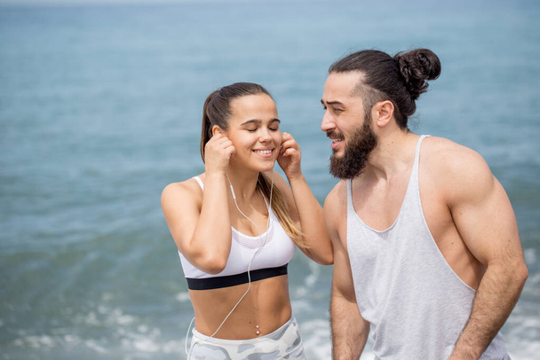 Happy caucasian american couple dating together on a beach - Foto, afbeelding