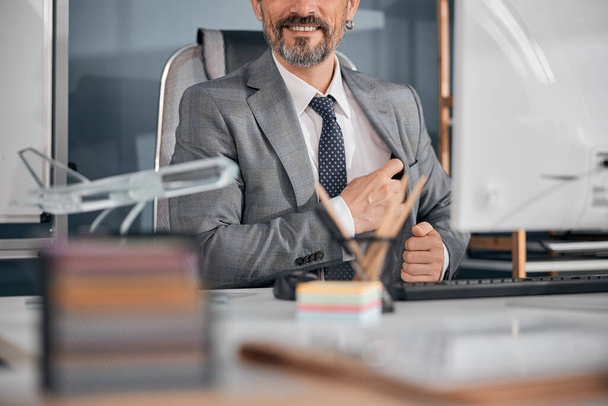 Cheerful bearded man working in modern office - Photo, Image