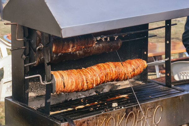 Tyypillistä turkkilaista ruokaa Kokorec liikkuvan uunissa take away stand. Karitsan tai vuohen suolet kääritty - Valokuva, kuva