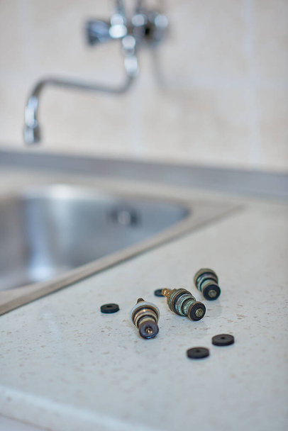 Fermer les outils pour réparer le robinet de cuisine, vue verticale - Photo, image