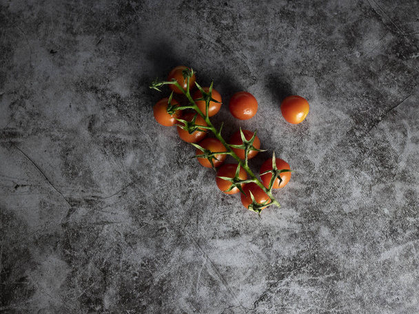 vista superior de pequenos tomates em um fundo escuro
 - Foto, Imagem