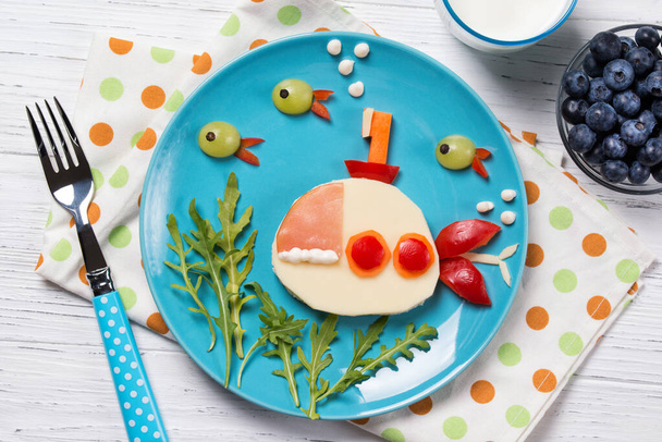 Panino divertente con formaggio a forma di sottomarino e pesci, pasto per l'idea dei bambini - Foto, immagini