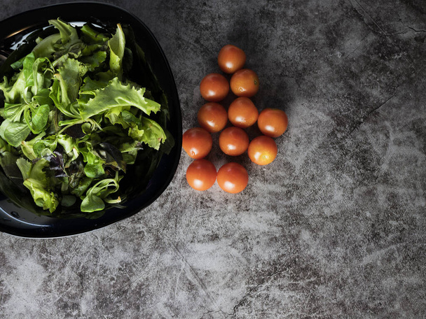 темный фон, салат из помидоров черри - Фото, изображение