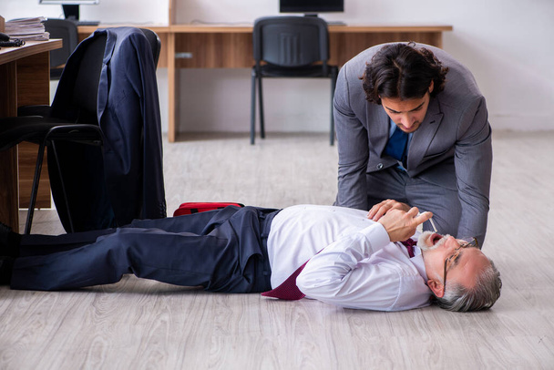 Male employee suffering from heart attack in the office - Foto, Bild