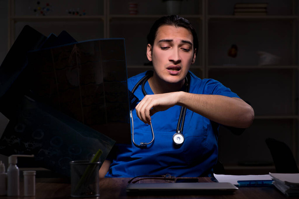 Fiatal férfi orvos a kórházban éjjel - Fotó, kép