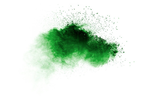 Beyaz arka planda soyut yeşil toz patlaması. Arkaplana serpilmiş soyut yeşil toz. - Fotoğraf, Görsel