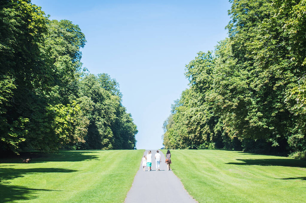 Familie Wandeling samen in Cirencester park in de zomer - Foto, afbeelding