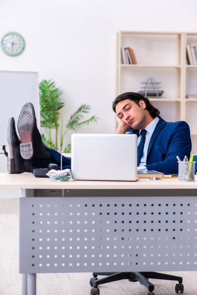 Mladý podnikatel sedí a pracuje v kanceláři - Fotografie, Obrázek