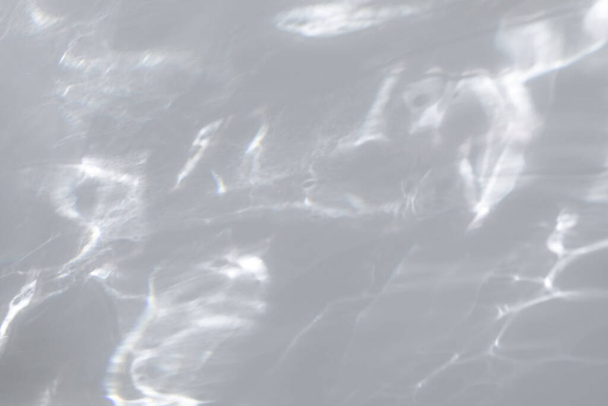 σκιά και φως καυστική επίδραση σε ένα λευκό τοίχο - Φωτογραφία, εικόνα