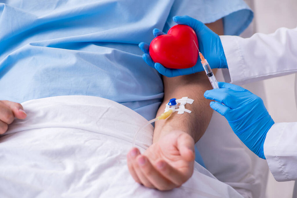 Paziente maschio che riceve trasfusione di sangue in clinica ospedaliera - Foto, immagini