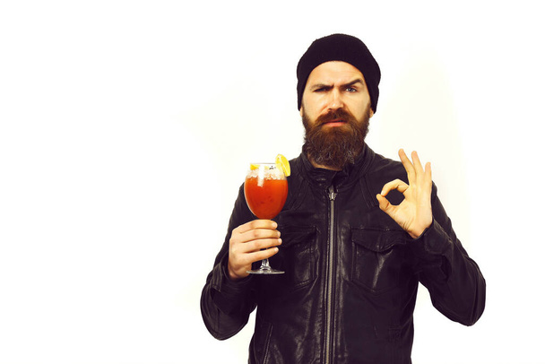 Brutal caucasian hipster holding alcoholic beverage or fresh cocktail - Fotografie, Obrázek
