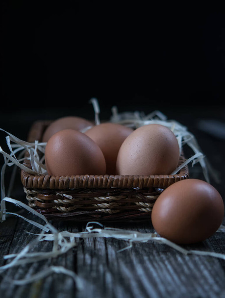 Koyu bir arka planda çantadaki tavuk yumurtaları. Alçakgönüllülük. Taşralı. Yaklaş, seçici odaklanma. Boşluğu kopyala - Fotoğraf, Görsel