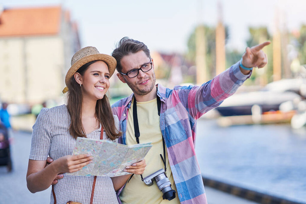 Turistas adultos felizes visitando Gdansk Polônia no verão - Foto, Imagem