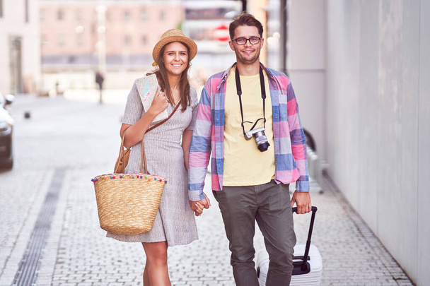 Adultos turistas felices turismo Gdansk Polonia en verano - Foto, Imagen