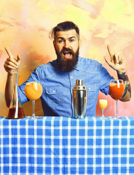 Brutal caucasian hipster with alcoholic cocktails and bar stuff - Φωτογραφία, εικόνα
