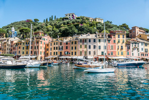 Portofino, Italia - 07 / 02 / 2020: el mar con casas de colores y muchos barcos - Foto, Imagen